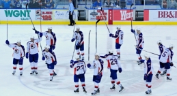 13 Triumphant Hockey Players