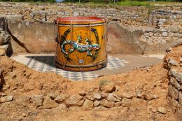 Mosaic Gecko on Drum in Pit