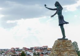 Mirandela, The girl with dove