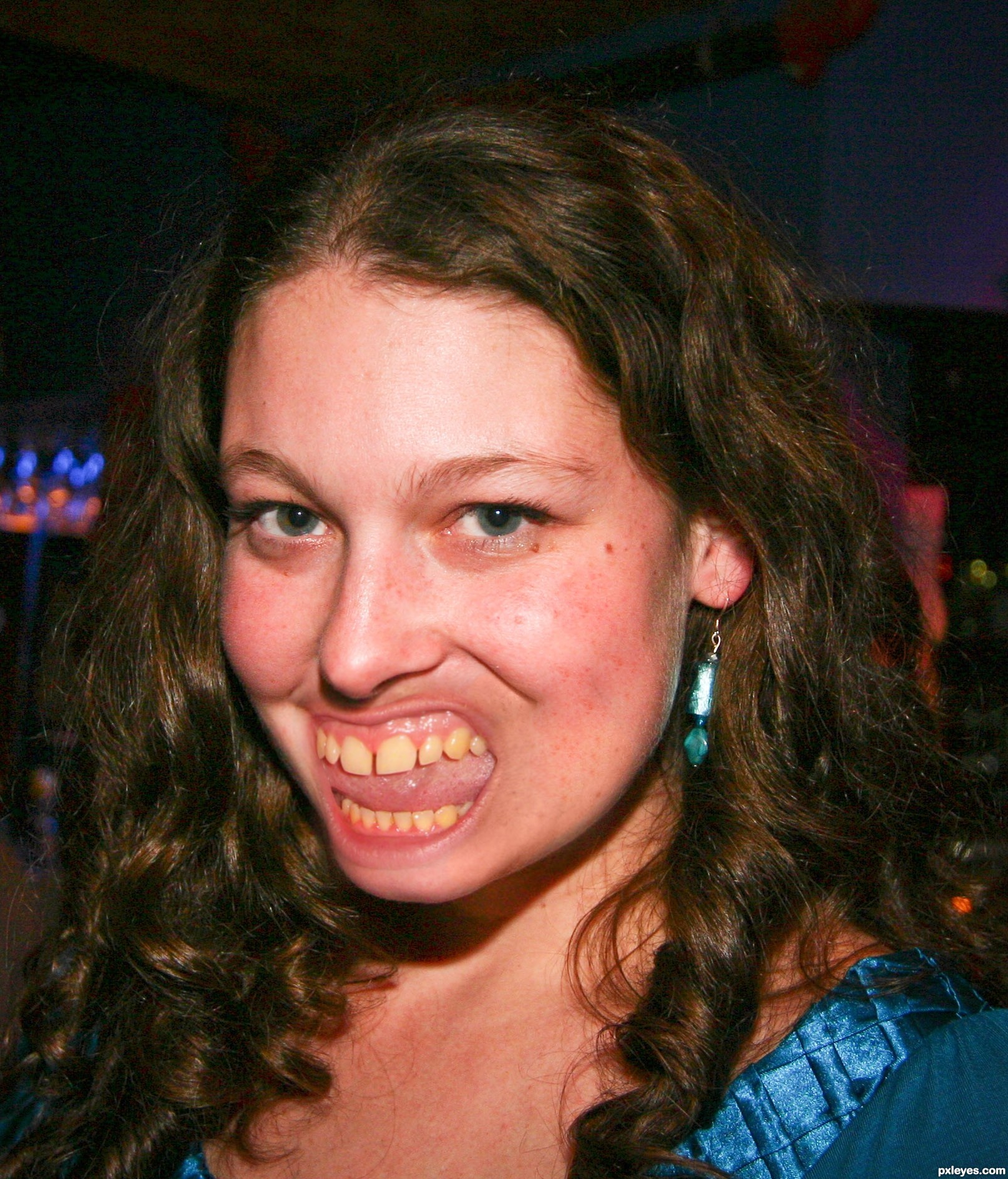 Девушка с большими зубами